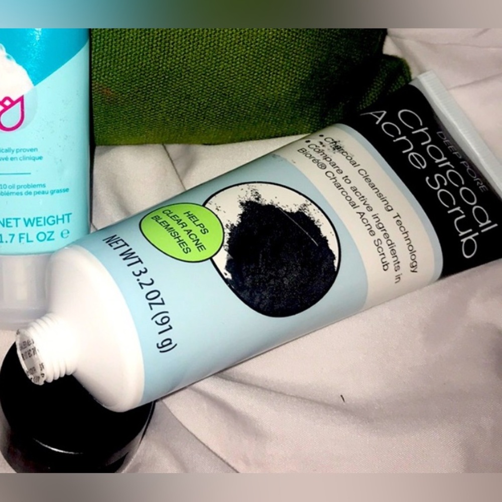 DEEP CHARCOAL ACNESCRUB